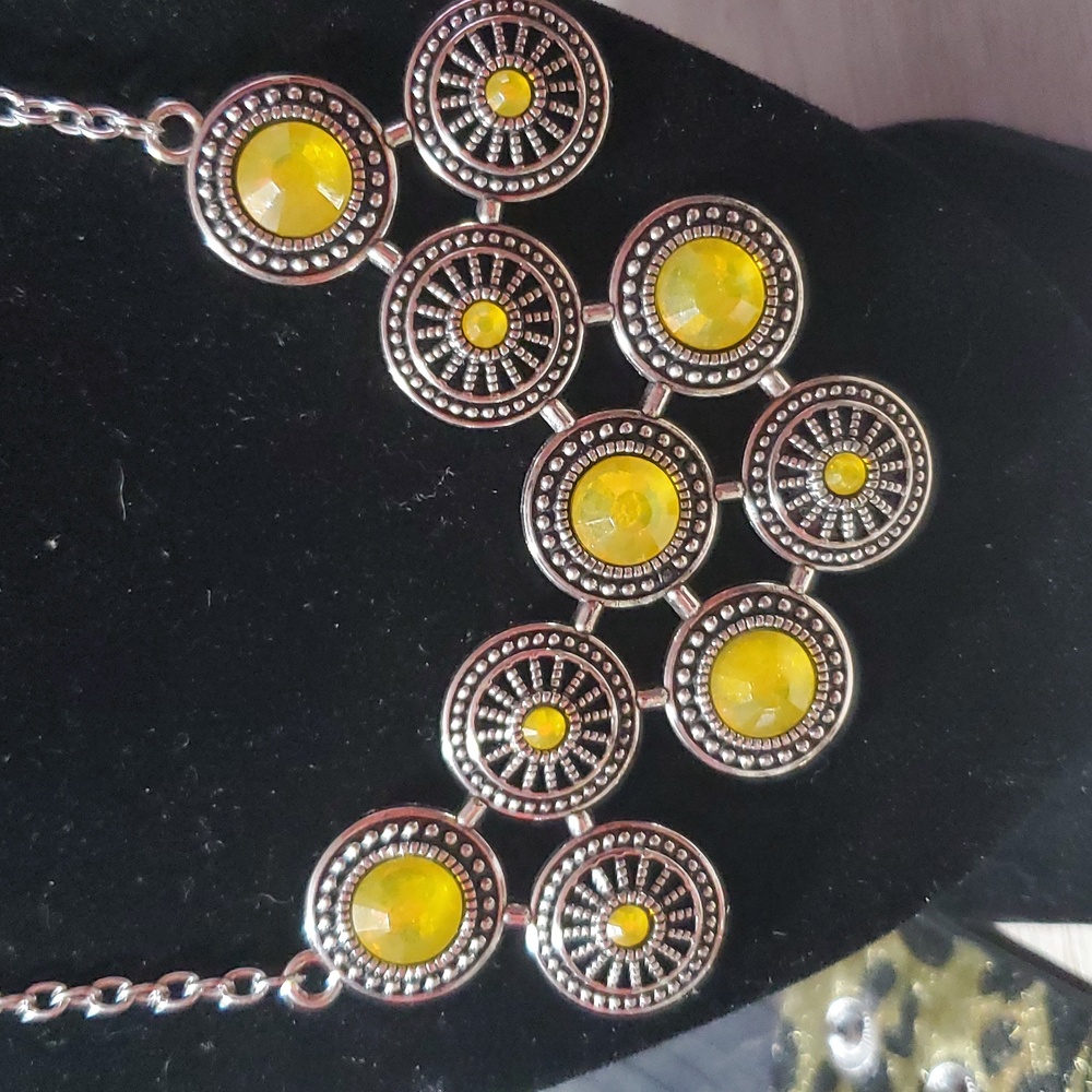 #125 Paparazzi yellow necklace, earrings  💛
